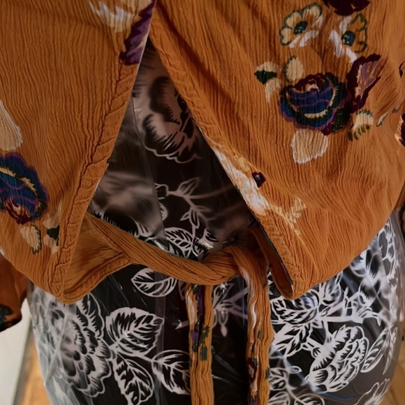 PATRONS of PEACE orange print cropped bell sleeve open back wrap tie at waist - Picture 4 of 15